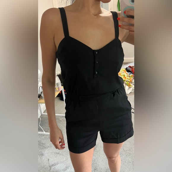 Black BCBG romper short pants jumpsuit with low back detail and pockets size 4 - Picture 1 of 14